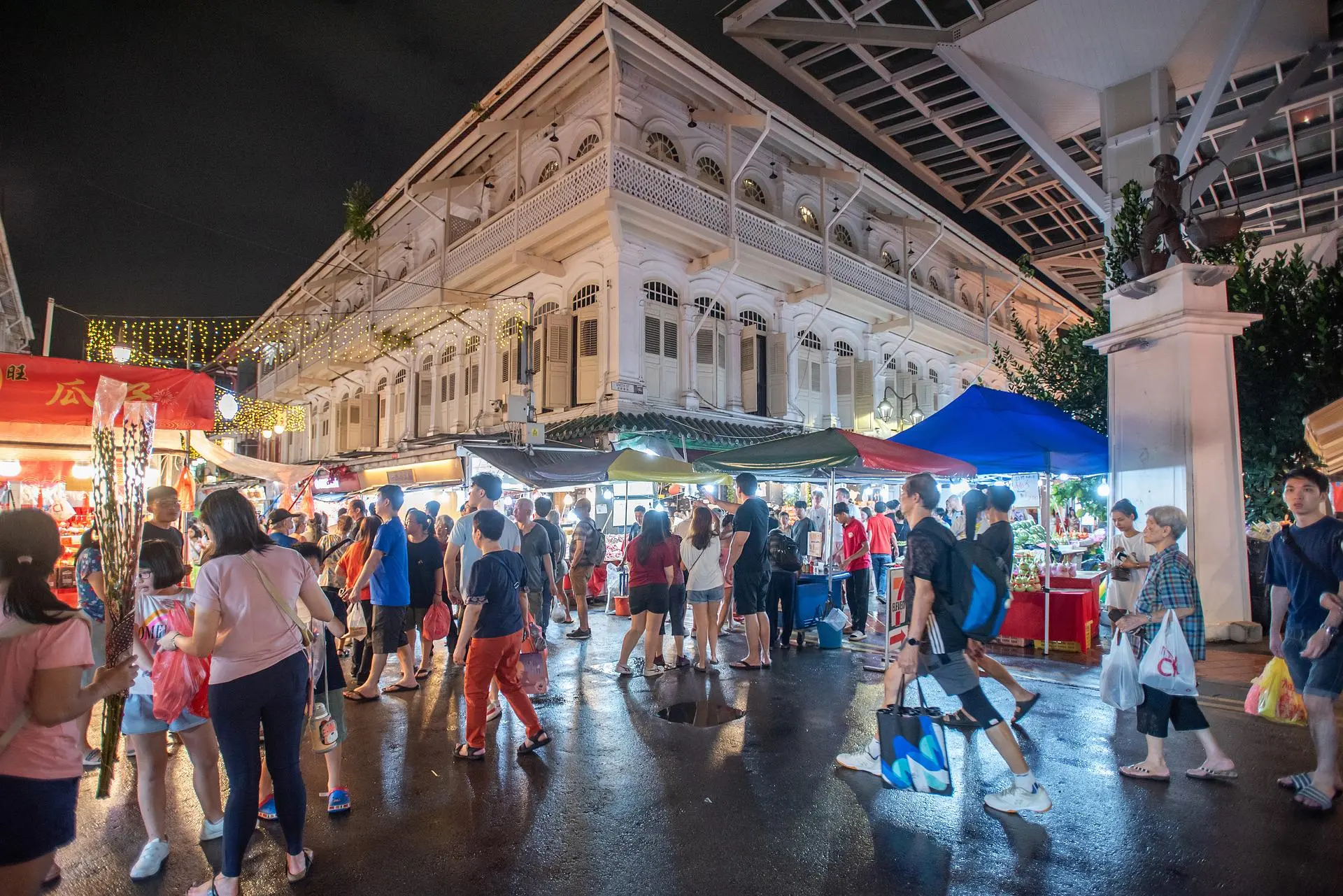 Singapore Chinatown shophouses and temples on a heritage walking tour